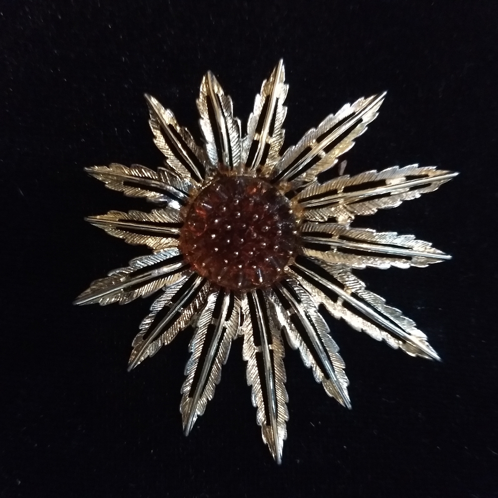 Sarah Coventry Pale Gold Tone Starburst Flower Bro